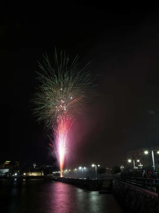 DAVID S. BUSTAMANTE 27/07/2019 SANTANDER/ CANTABRIA Fuegos artificiales en la Bah&iacute;a de Santander