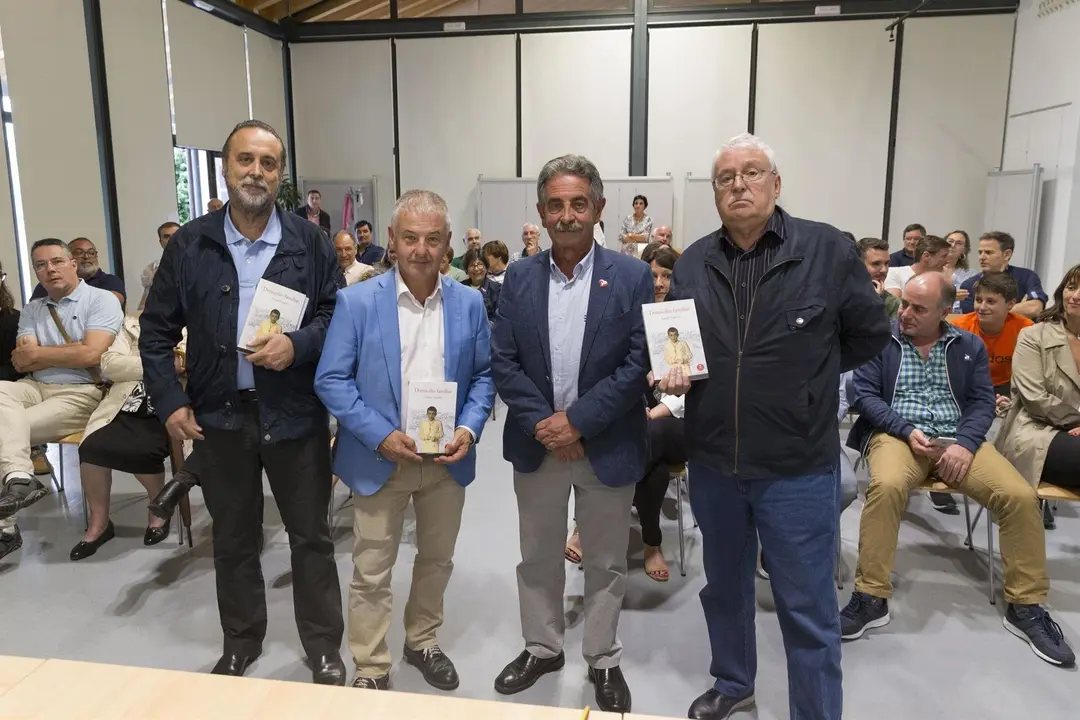 El presidente de Cantabria, Miguel &Aacute;ngel Revilla, asiste a la presentaci&oacute;n del libro de memorias Joaqu&iacute;n Leguina