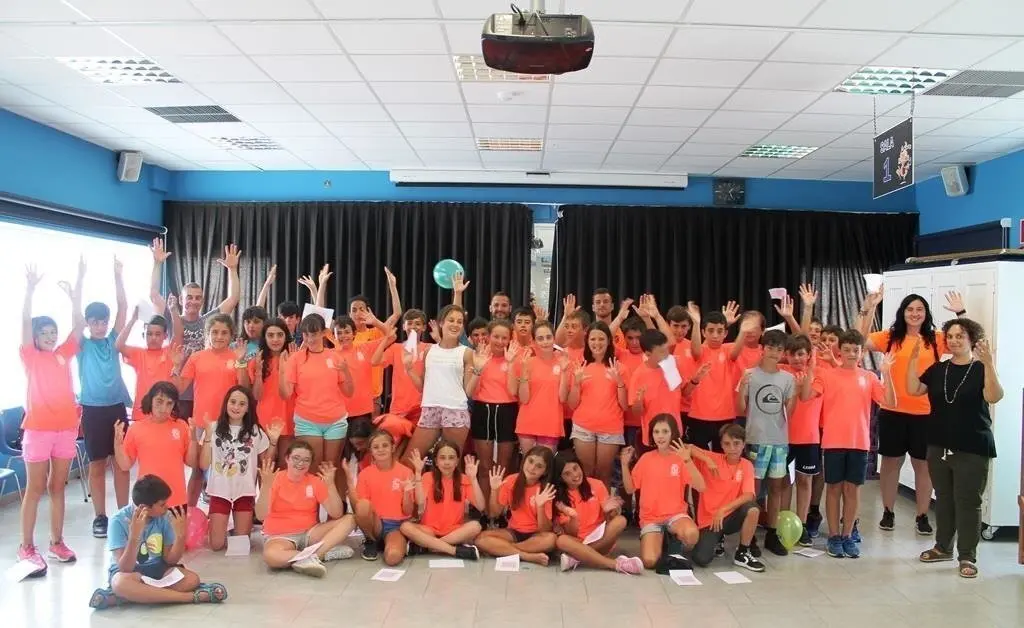 Ni&ntilde;os de Argo&ntilde;os participan en un cuentacuentos en lengua de signos