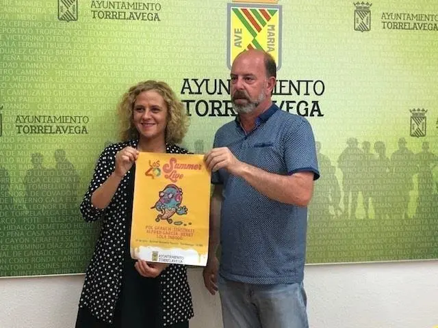 Laconcejala de Festejos de Torrelavega, Patricia Portilla, y el responsable de emisiones musicales de la Cadena SER en Cantabria, Luis Portugal