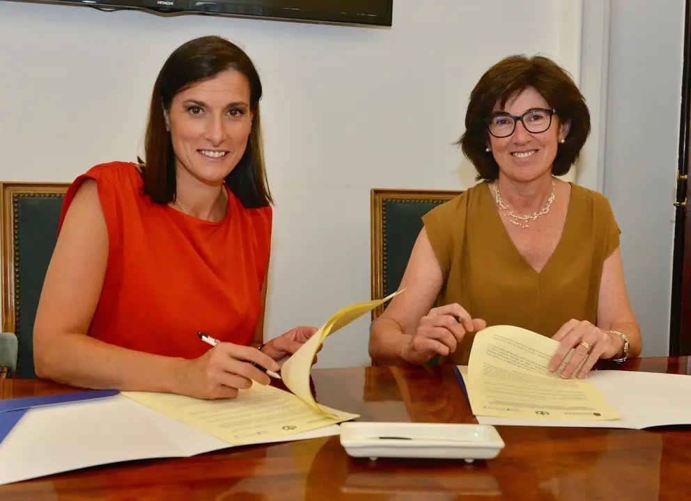 La Alcaldesa De Santander, Gema Igual, Y La Presidenta De La Fundaci&oacute;n S&iacute;ndrome De Down De Cantabria, Elisa Irureta