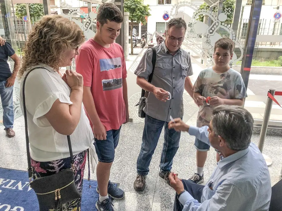 El presidente de Cantabria, Miguel &Aacute;ngel Revilla, recibe a quienes quieran conocerle en la entrada del Gobierno de Cantabria