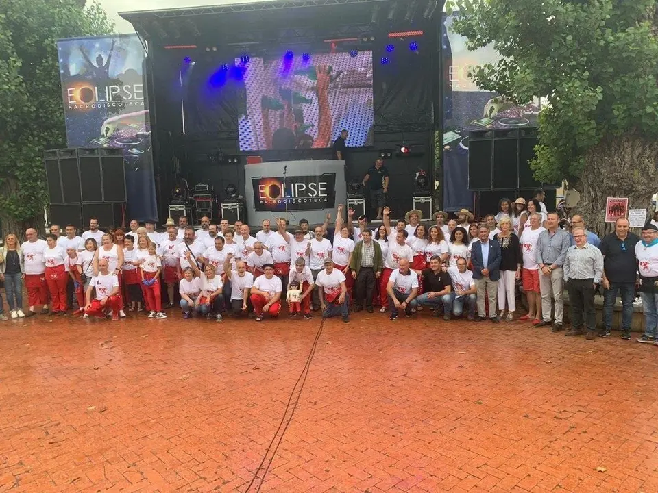 Foto de grupo de la Feria de la Sidra de Escalante, publicada en el Tiwtter de Miguel &Aacute;ngel Revilla, en la que aparecen, adem&aacute;s del presidente y otras personas, el agresor y v&iacute;ctima del caso de violencia de g&eacute;nero en la localidad c&aacute;ntabra