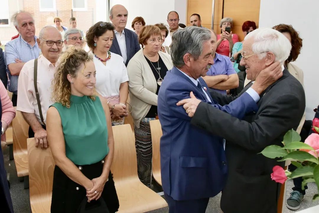 Revilla con el Padre Angel en el acto conmemorativo del d&eacute;cimo aniversario de la residencia de mayores Madernia de Mensajeros de la Paz