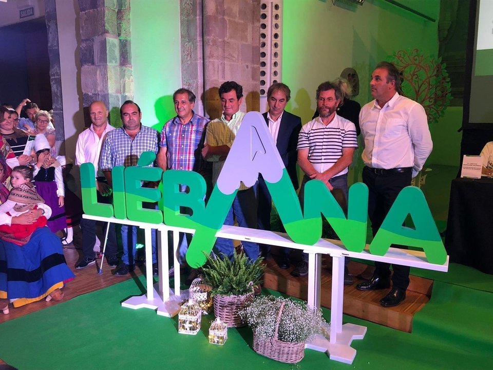 Los siete alcaldes lebaniegos con el logo de la marca Liébana
