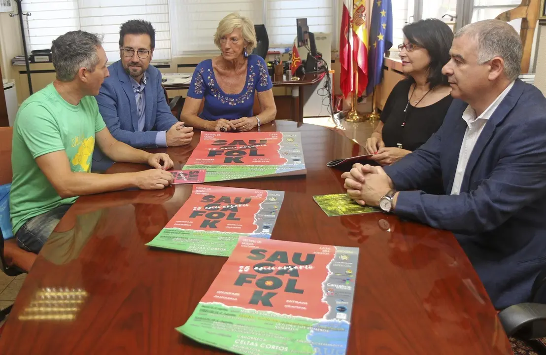 La consejera y directora de Turismo, Marina Lomb&oacute; y Eva Bartolom&eacute;, con alcalde de Colindres, Javier Incera, y organizadores del Sauga Folk