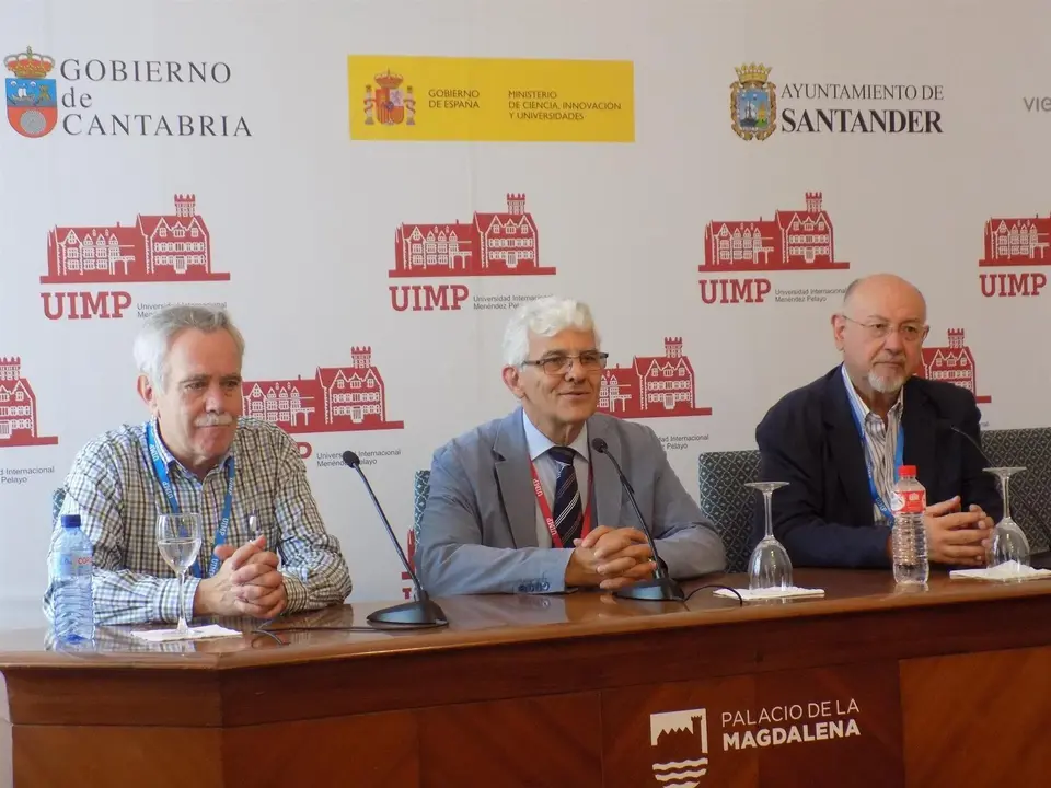           Juan Eslava Gal&aacute;n (dcha) y Antonio P&eacute;rez Henares (izda) en la UIMP en 2018