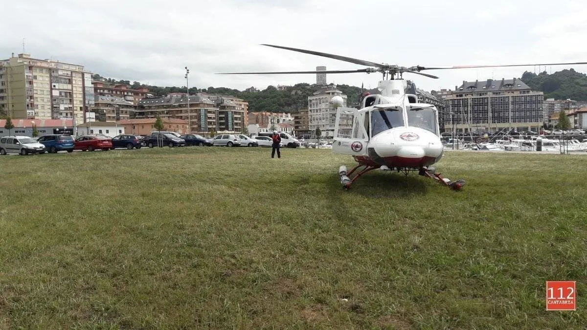 Helic&oacute;ptero 112 rescata a joven de Vizcaya que se lesion&oacute; el hombro al salir del agua en el faro del Caballo, en Santo&ntilde;a