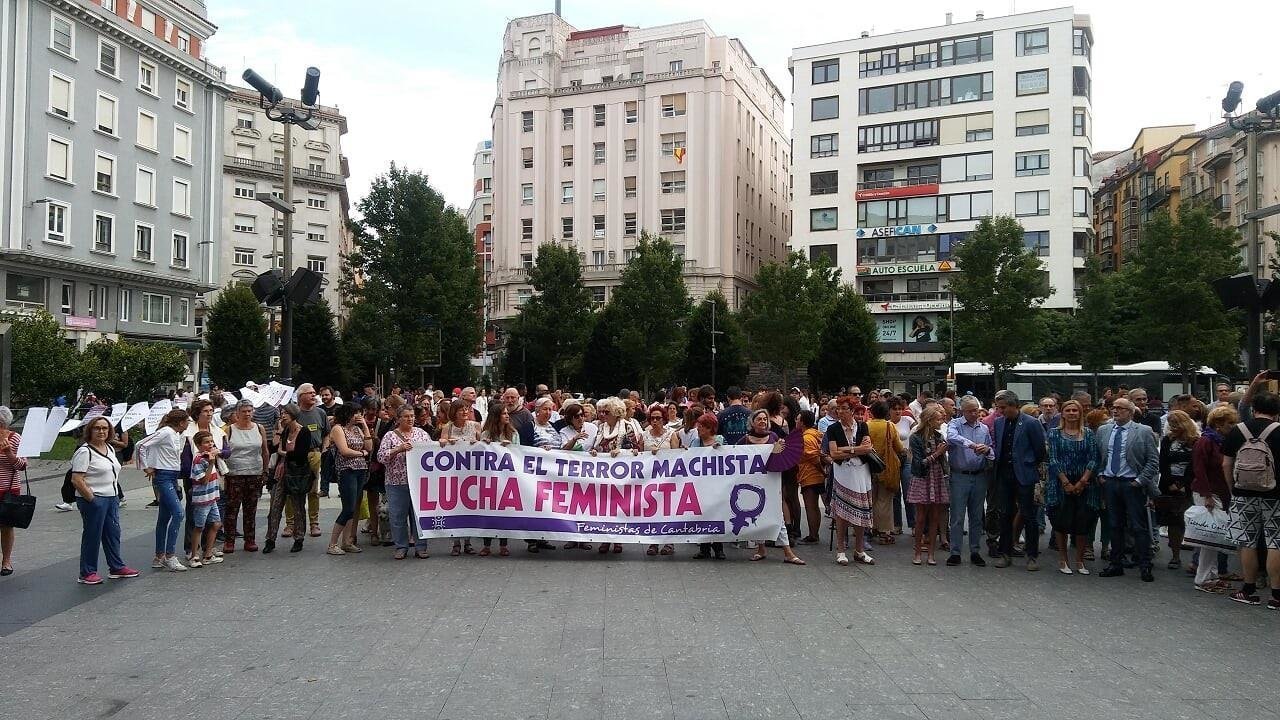 Personas concentradas en Santander por la muerte de una mujer en Escalante, víctima de la violencia de género