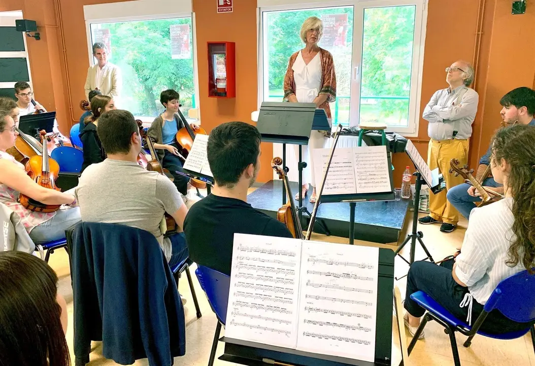 La consejera de Educaci&oacute;n, Marina Lomb&oacute;, visita el encuentro de la JOSCAN