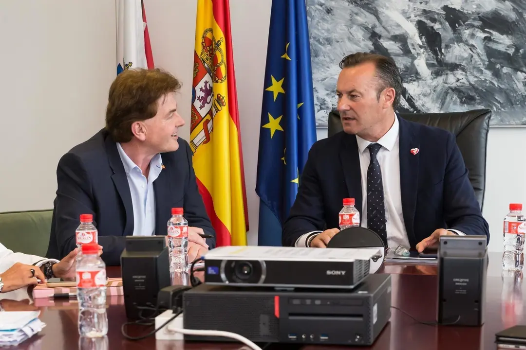 El diputado del PP y portavoz del partido en materia de Ganader&iacute;a, Pedro G&oacute;mez, se re&uacute;ne con el consejero de Desarrollo Rural, Ganader&iacute;a, Pesca, Alimentaci&oacute;n y Medio Ambiente, Guillermo Blanco