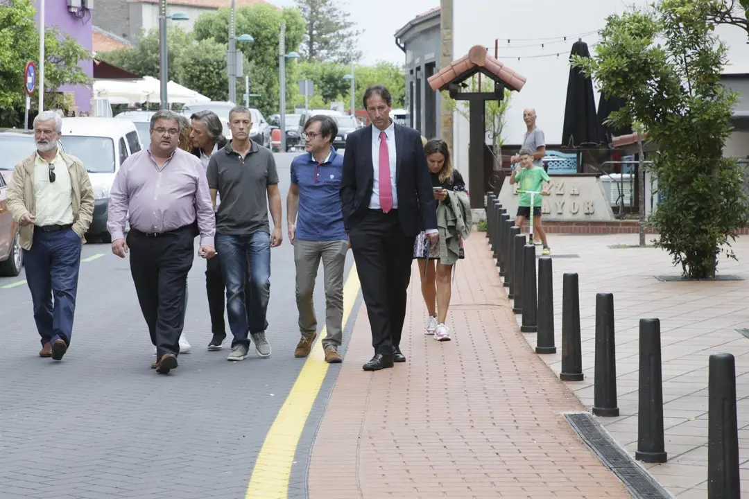 El consejero  de Obras P&uacute;blicas, Ordenaci&oacute;n del Territorio y Urbanismo, Jos&eacute; Luis Gochicoa, ha visitado las obras de regeneraci&oacute;n del casco urbano de Noja, en compa&ntilde;&iacute;a, entre otros, del alcalde, Miguel &Aacute;ngel Ruiz Lav&iacute;n