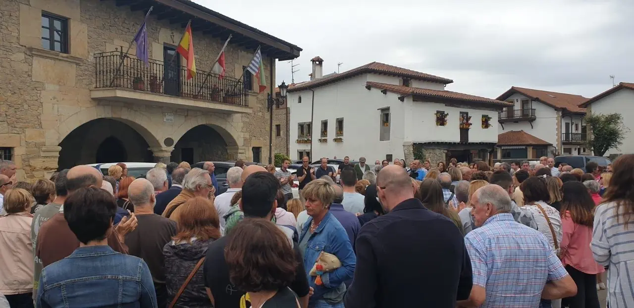 Concentraci&oacute;n en la Plaza Consistorial de Escalante por la vecina que muri&oacute; v&iacute;ctima de la violencia de g&eacute;nero
