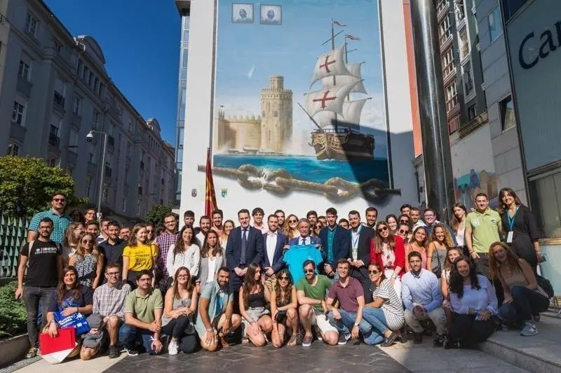 Revilla recibe a una representaci&oacute;n de la red nacional de estudiantes Erasmus