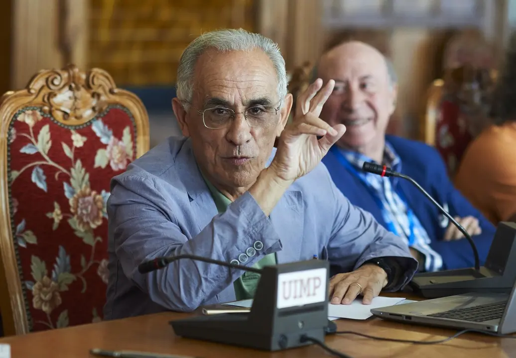 Xerardo Est&eacute;vez, exalcalde de Santiago de Compostela, y Peridis (Jos&eacute; Mar&iacute;a P&eacute;rez), arquitecto, dibujante y escritor en el encuentro El Patrimonio Cultural: problemas, soluciones, expectativas