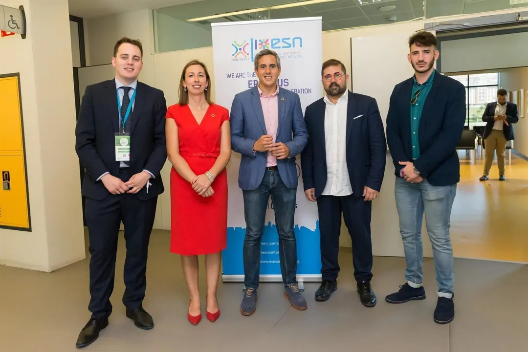 El vicepresidente de Cantabria y consejero de Universidades, Igualdad, Cultura y Deporte, Pablo Zuloaga; la consejera de Econom&iacute;a y Hacienda, Mar&iacute;a S&aacute;nchez, y el director general de Objetivos de Desarrollo Sostenible, Federico Buyolo, entre otros