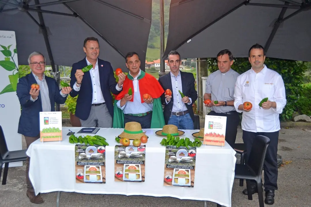 El consejero de Desarrollo Rural, Ganader&iacute;a, Pesca, Alimentaci&oacute;n y Medio Ambiente, Guillermo Blanco, presenta la Cofrad&iacute;a del Tomate y el Pimiento de Ampuero