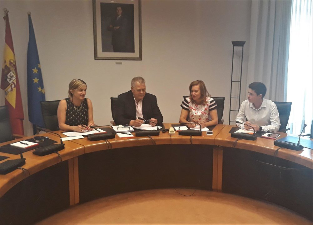 Reunión de la mesa del Parlamento de Cantabria