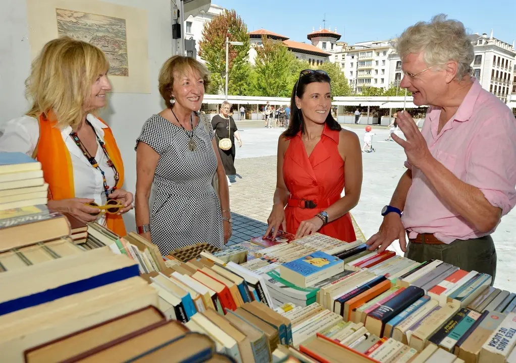 La alcaldesa de Santander, Gema Igual, y la directora general de Cultura del Gobierno regional, Eva Ranea, y la concejal de Cultura, Mar&iacute;a Luisa Sanju&aacute;n, en la inauguraci&oacute;n de la Feria del Libro Viejo de Santander