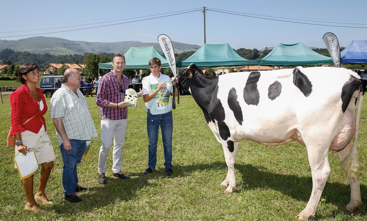 El consejero de Desarrollo Rural, Ganadería, Pesca, Alimentación y Medio Ambiente del Gobierno de Cantabria, Guillermo Blanco, asiste al XXV Concurso de Ganado Frisón de Carriedo