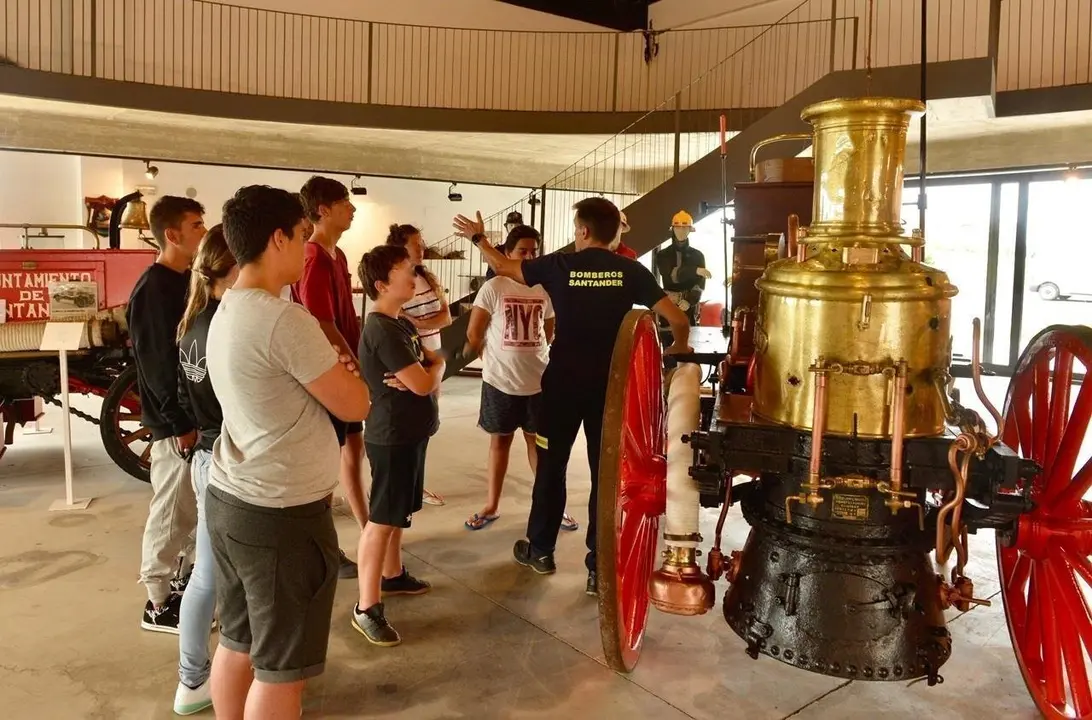 Usuarios de la Fundaci&oacute;n CUIN visitan la muestra sobre la explosi&oacute;n del vapor 'Cabo Machichacho' en el Museo de Bomberos de Santander