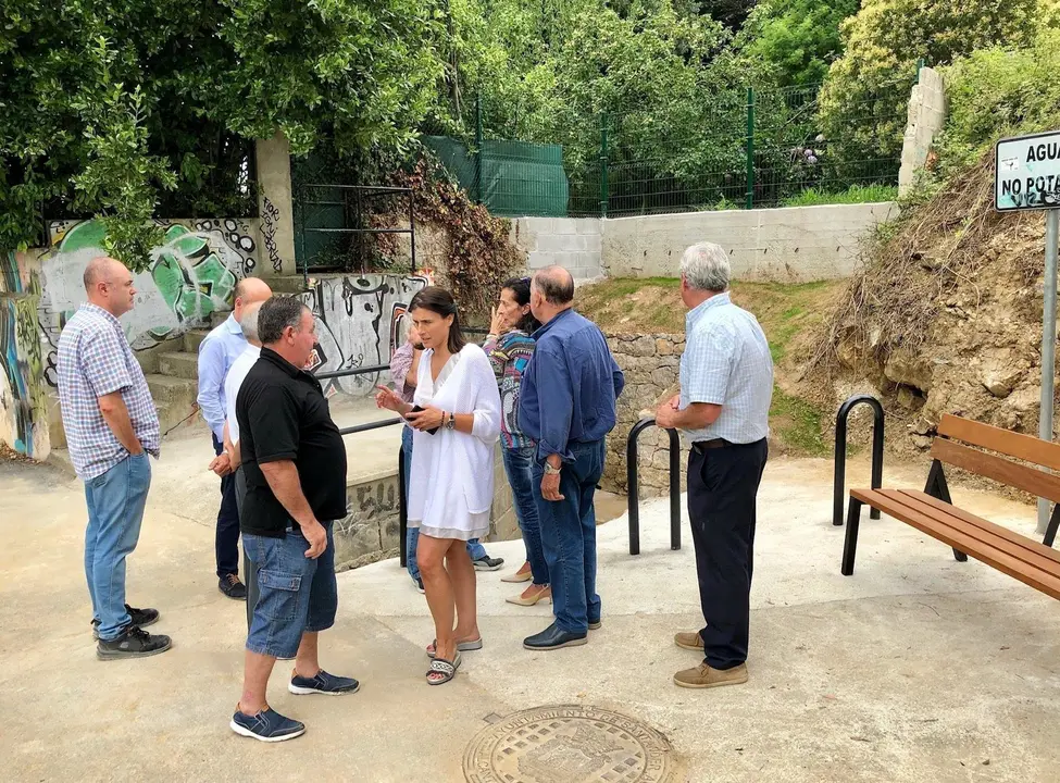 La alcaldesa de Santander, Gema Igual, visita la Fuente Jumerios de Pe&ntilde;acastillo