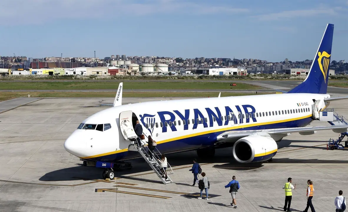 Avi&oacute;n Ryanair en el aeropuerto Seve Ballesteros de Santander
