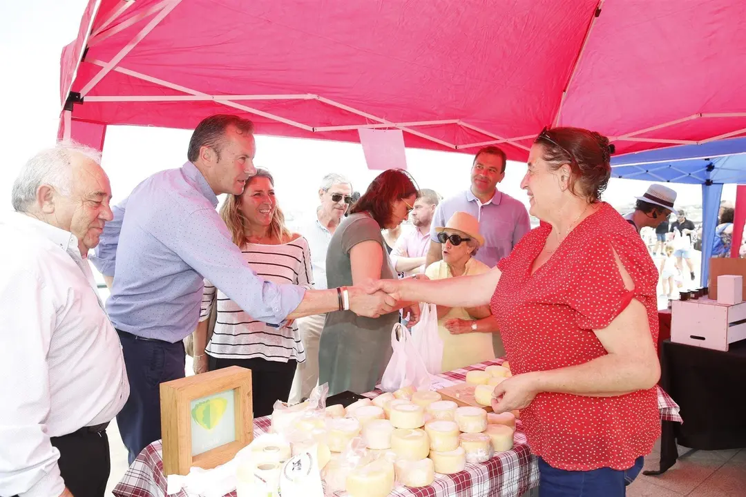 El consejero de Desarrollo Rural, Ganader&iacute;a, Pesca, Alimentaci&oacute;n y Medio Ambiente, Guillermo Blanco, en la Feria Artesanal y Ecol&oacute;gica de Suances