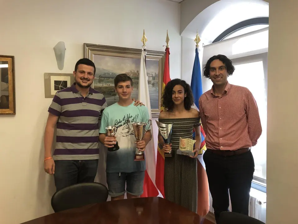 El alcalde de Astillero, Javier Fern&aacute;ndez Sober&oacute;n (Cs), y el concejal de Deportes, Alejandro Hoz, con los j&oacute;venes jugadores de bolos Carlota del Castillo y N&eacute;stor V&iacute;ar