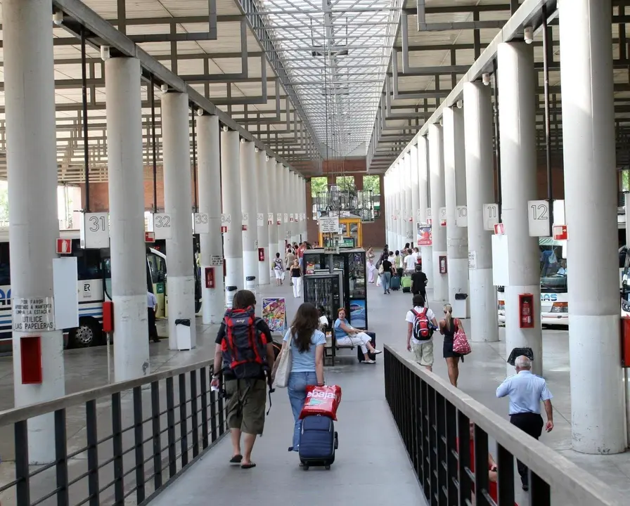 Pasajeros en la estaci&oacute;n de autobuses de Plaza de Armas en Sevilla