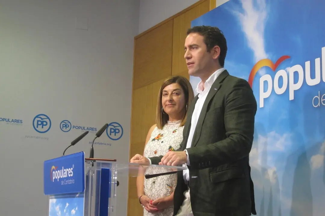 La presidenta del PP de Cantabria, Mar&iacute;a Jos&eacute; S&aacute;enz de Buruaga, y el secretario general del PP nacional, Teodoro Garc&iacute;a Egea