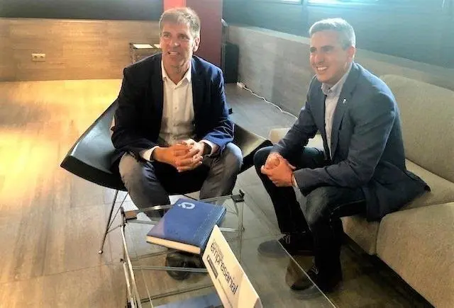 El presidente de CEOE-Cepyme, Enrique Conde, y el vicepresidente y  portavoz del Gobierno de Cantabria y consejero de Universidades, Igualdad, Cultura y Deporte, Pablo Zuloaga, en la reuni&oacute;n