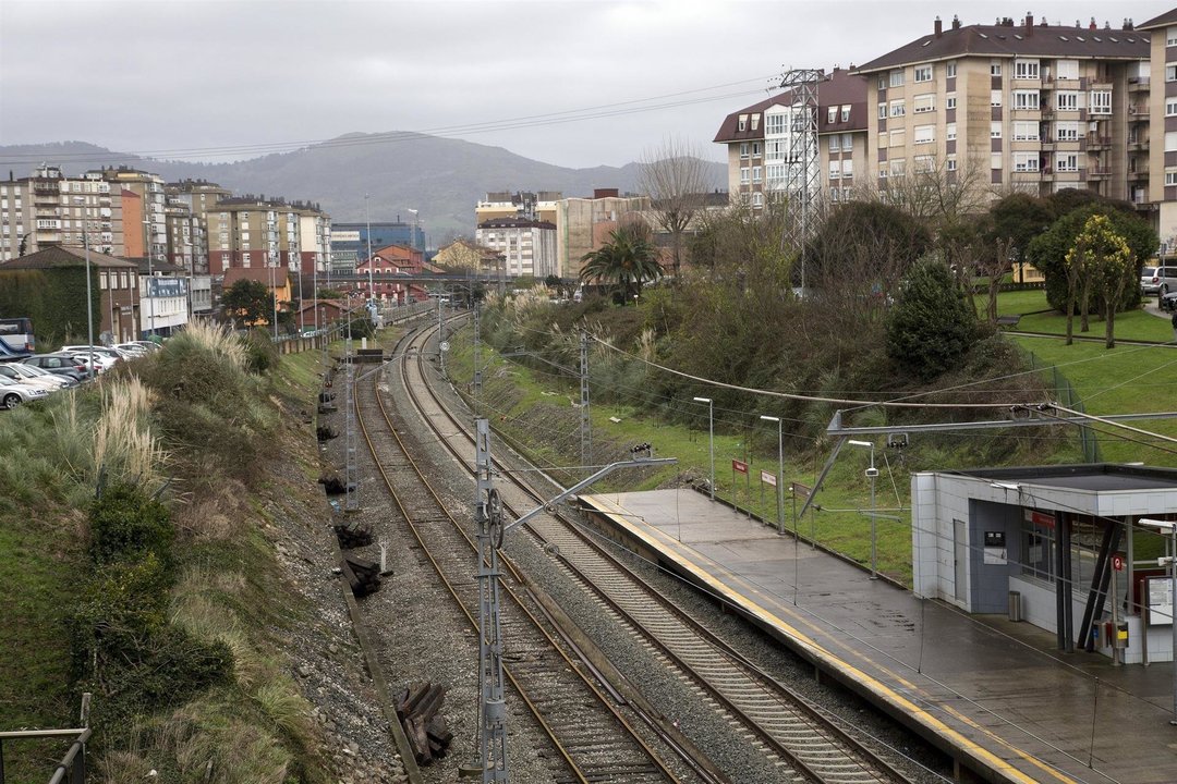 Vías de tren de Renfe a cubrir, a su paso por el centro urbano de Camargo