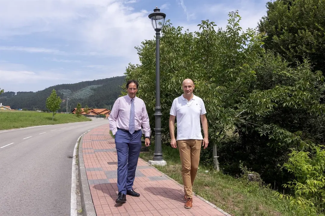 El consejero de Obras P&uacute;blicas, Ordenaci&oacute;n del Territorio y Urbanismo del Gobierno de Cantabria, Jos&eacute; Luis Gochicoa, y el alcalde de Puente Viesgo, &Oacute;scar Villegas