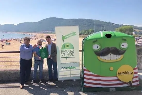 Miguel &Aacute;ngel Ruiz, alcalde de Noja; Javier Mart&iacute;n, concejal de Medio Ambiente y Carlos del Corte, t&eacute;cnico de gerencia de Ecovidrio