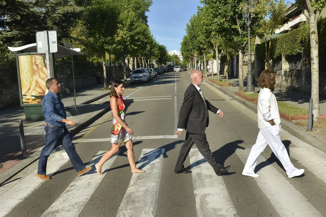La alcaldesa recrea la portada del disco &lsquo;Abbey Road&rsquo;