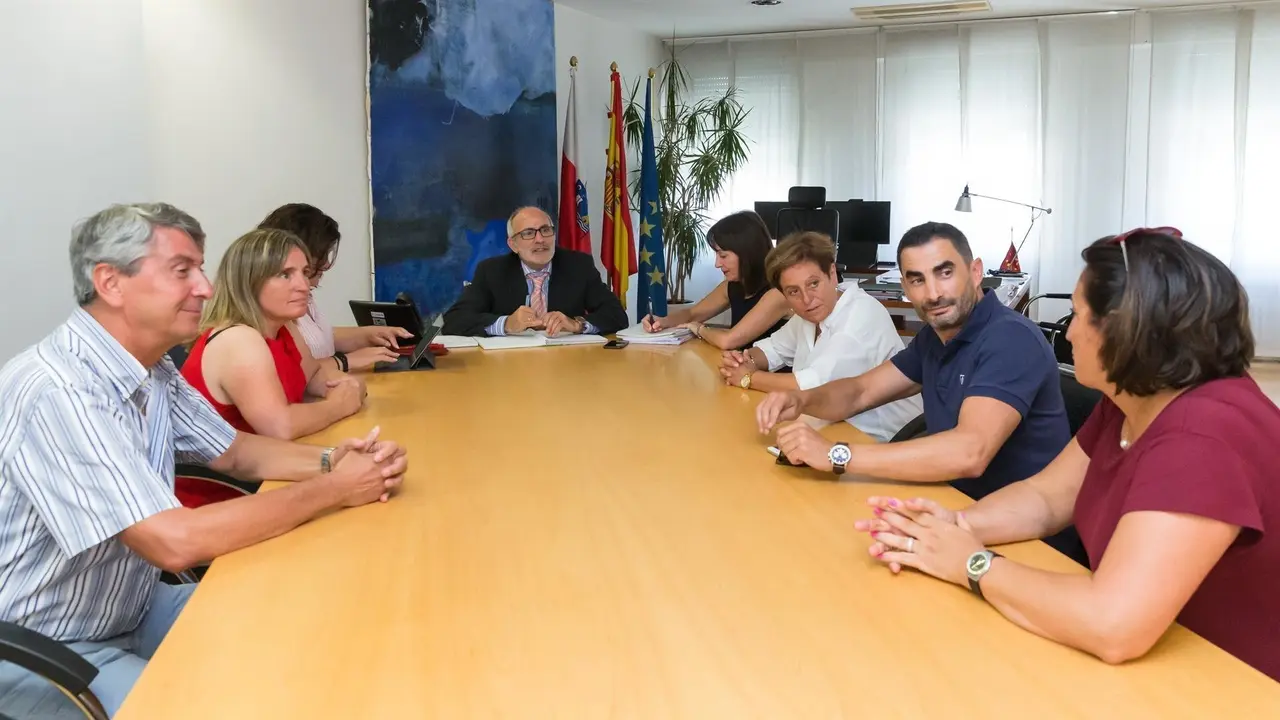 El consejero de Sanidad, Miguel Rodr&iacute;guez, y  la gerente del Servicio C&aacute;ntabro de Salud (SCS), Celia G&oacute;mez, con los representantes de la Federaci&oacute;n de Servicios P&uacute;blicos de UGT