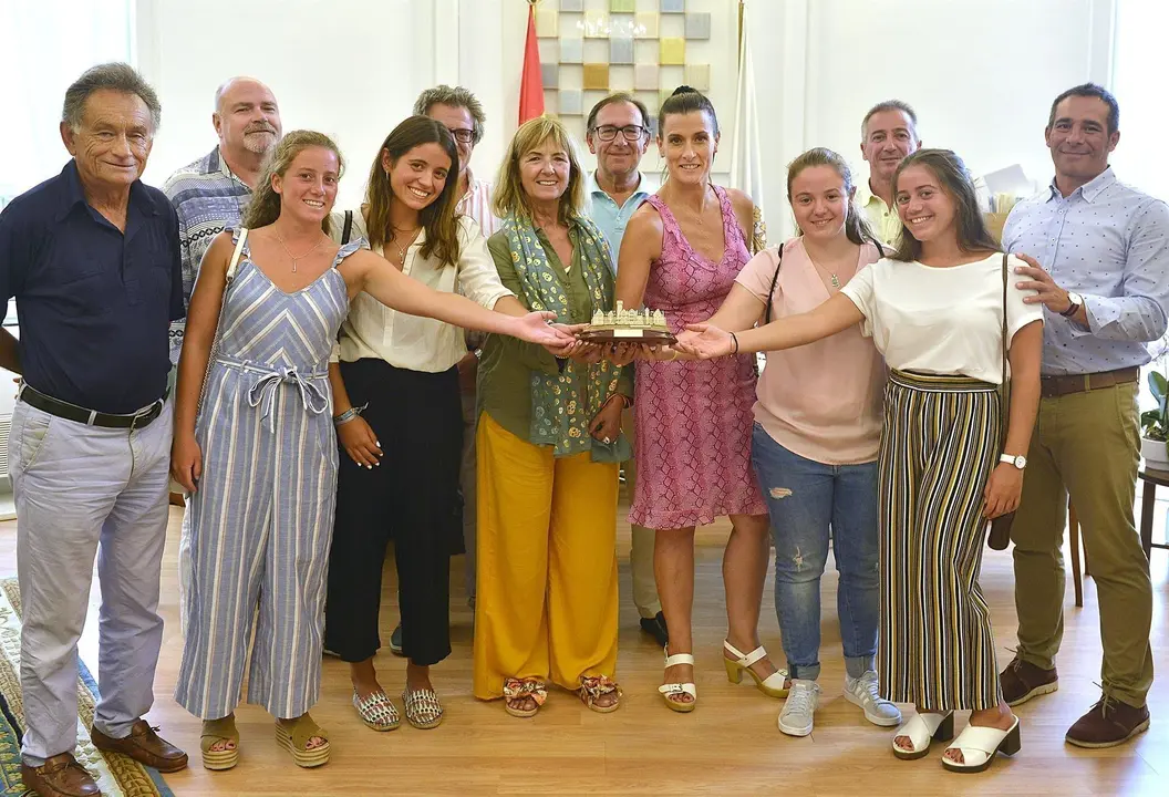 La alcaldesa de Santander, Gema Igual, recibe las jugadoras del Sardinero Hockey Club