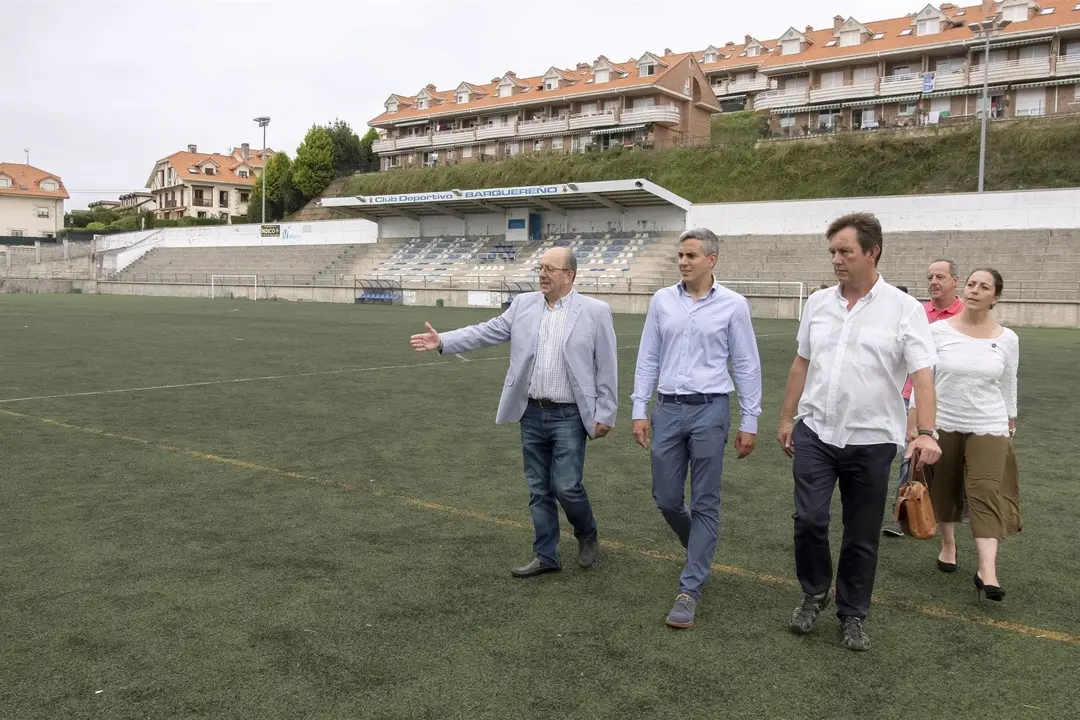 Zuloaga en el campo de f&uacute;tbol de San Vicente de la Barquera