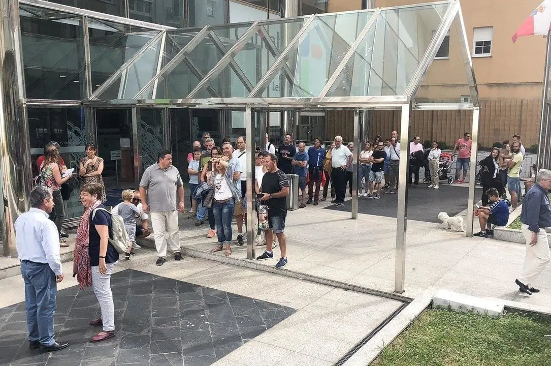 Revilla recibe a las puertas del Gobierno a c&aacute;ntabros y turistas que desean saludarle y conocerle