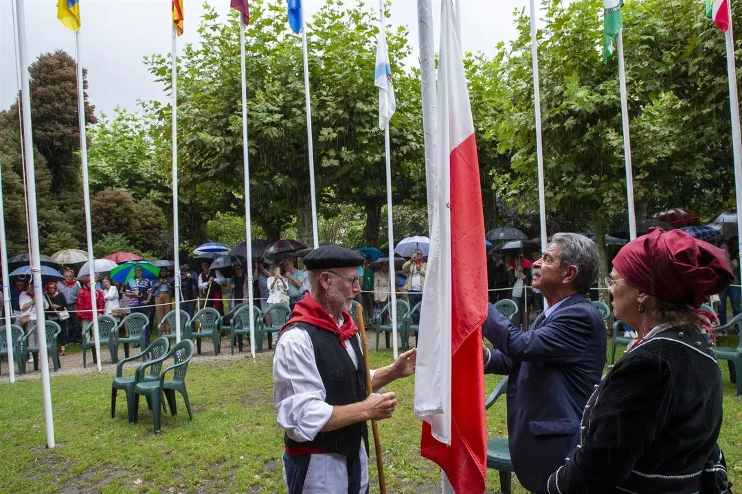Miguel &Aacute;ngel Revilla iza la bandera de Cantabria en el D&iacute;a de la Comunidad en Cabez&oacute;n de la Sal