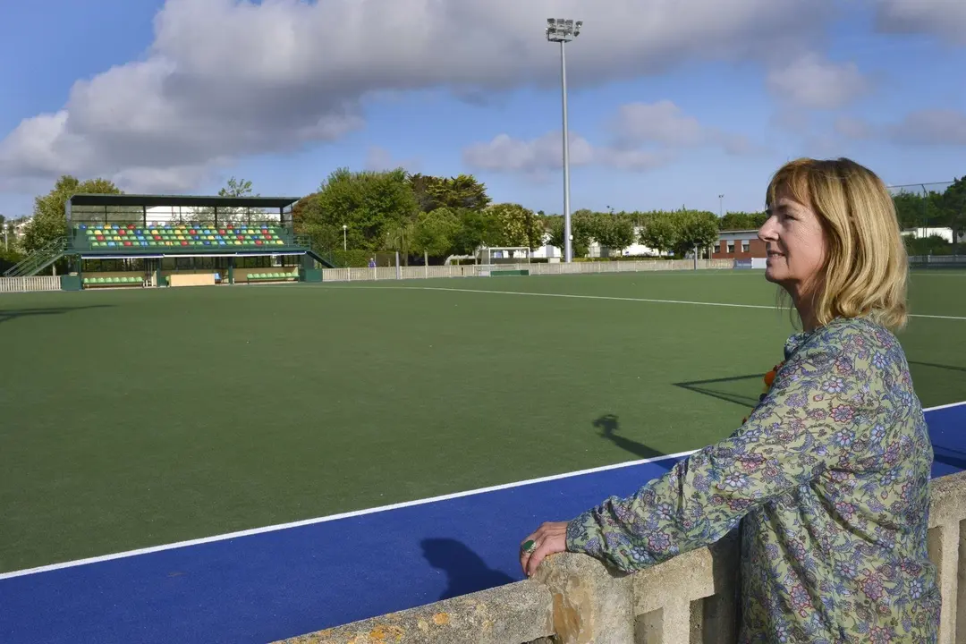 Mar&iacute;a Luisa Sanju&aacute;n, concejala de Deportes de Santander, visita el campo de hockey