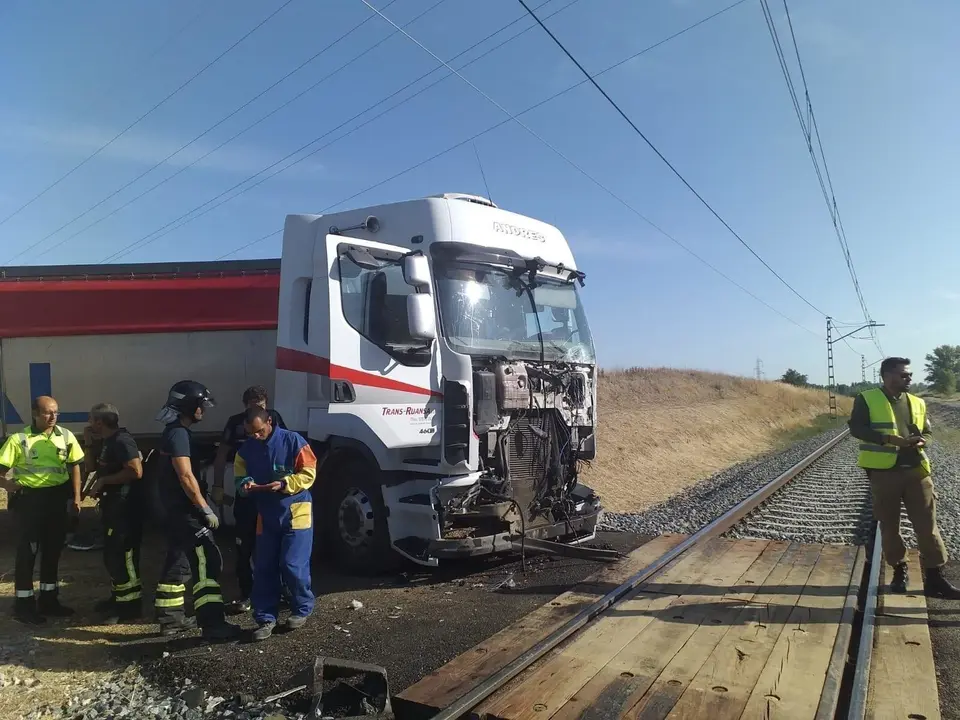 Estado del cami&oacute;n tras su colisi&oacute;n en Husillos (Palencia) con un tren Alvia, sin que se produjeran desgracias personales.