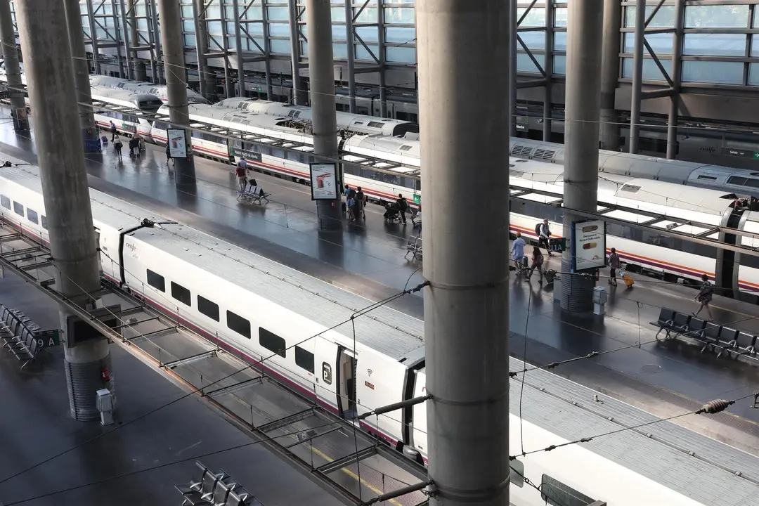 Vista de trenes en la estaci&oacute;n de tren Puerta de Atocha de Madrid durante la primera de las cuatro jornadas de paros parciales de Renfe a los que el sindicato CGT ha convocado a los trabajadores de la compa&ntilde;&iacute;a, que coincide con uno de los principales d&iacute;as