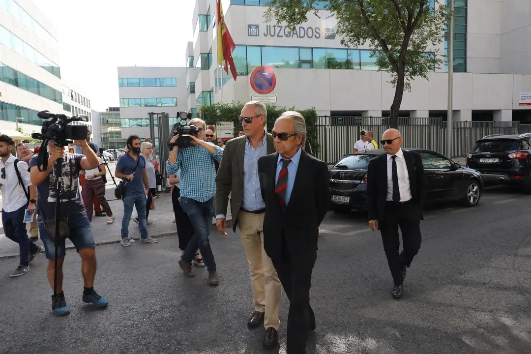 El banquero Jaime Bot&iacute;n (centro) acude al Juzgado de lo Penal n&uacute;mero 27 de Madrid, donde comienza el juicio contra &eacute;l, que est&aacute; acusado de un delito de contrabando de bienes culturales por haber intentado sacar de Espa&ntilde;a el cuadro de Picasso 'Cabeza de mu