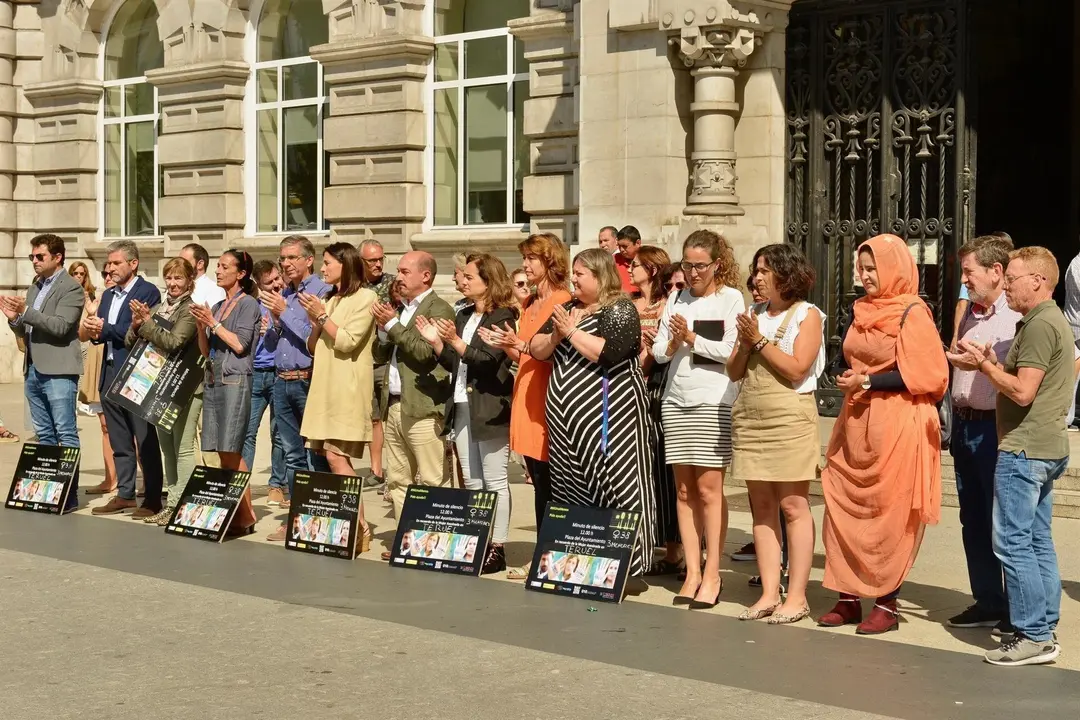 MINUTO DE SILENCIO POR EL MENOR ASESINADO EN TERUEL