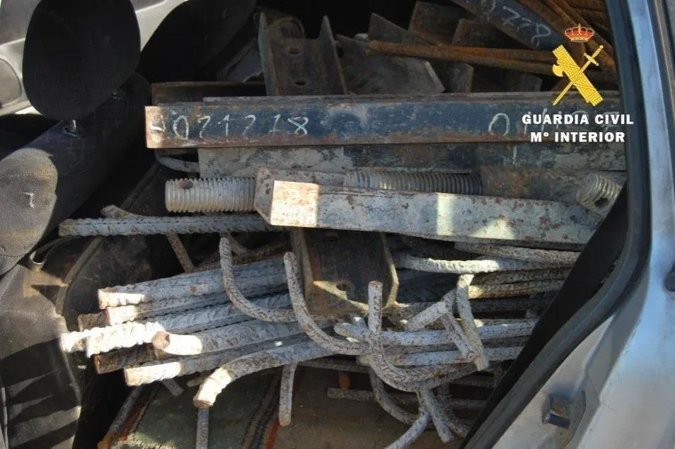 Material de obra intervenido a las tres personas detenidas por hurto del mismo en la A-73 (Burgos-Aguilar de Campoo).