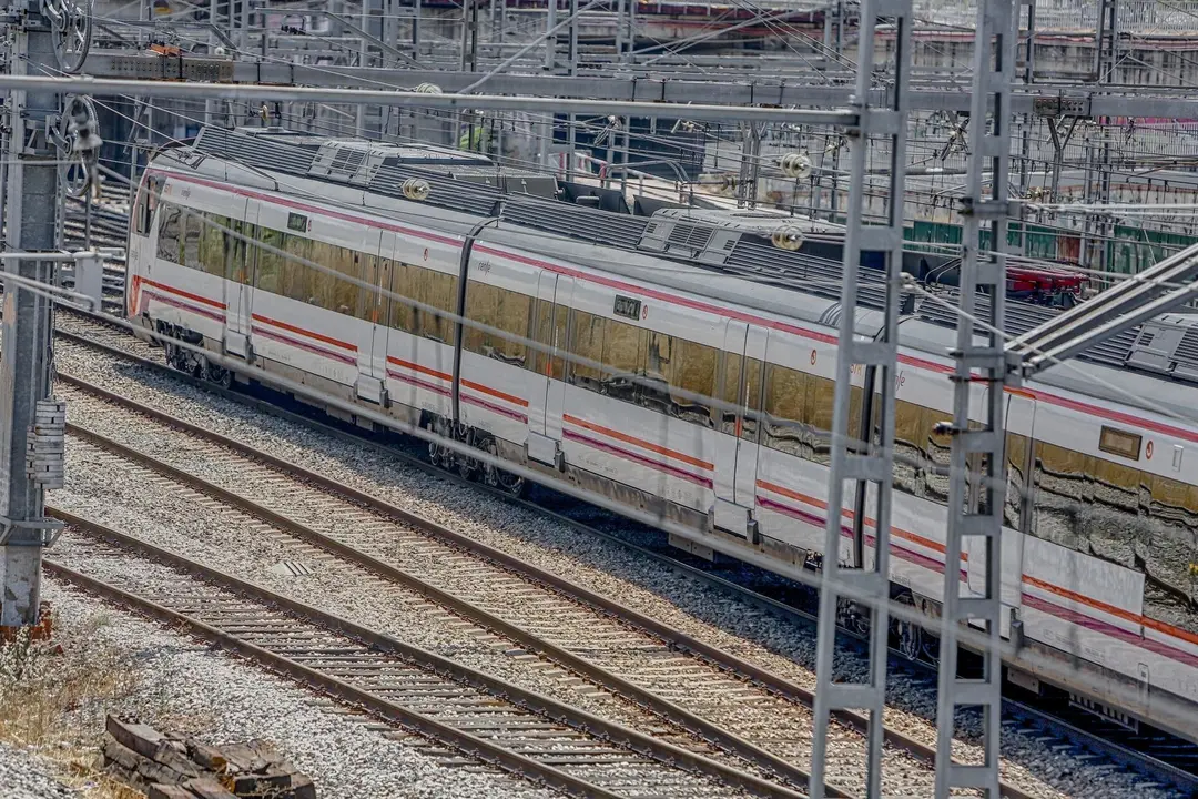 Un tren de renfe en los andenes de la estaci&oacute;n de Puerta de Atocha durante el paro de 24 horas convocado por el sindicato CCOO en el grupo Renfe que ha obligado a la operadora ferroviaria a suspender la circulaci&oacute;n de 320 trenes de pasajeros de los 990 pr