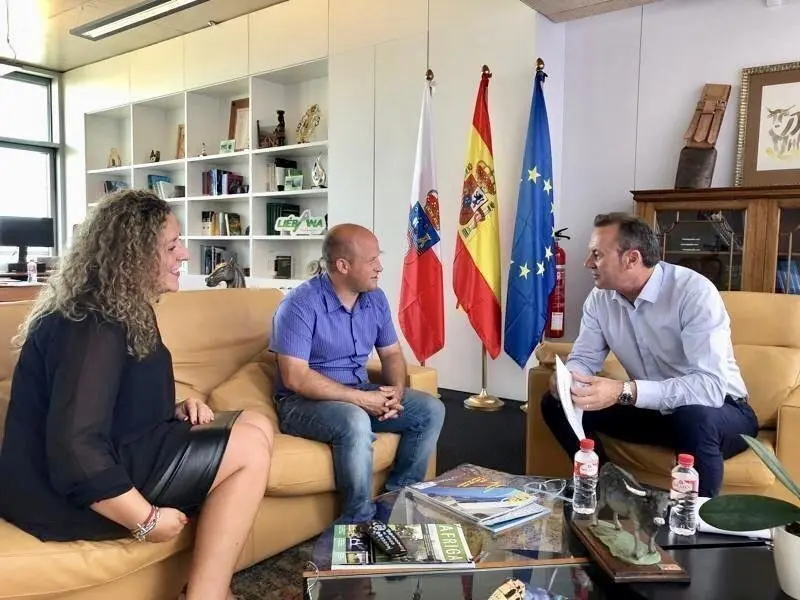 El consejero Guillermo Blanco recibe al alcalde de B&aacute;rcena de Pie de Concha