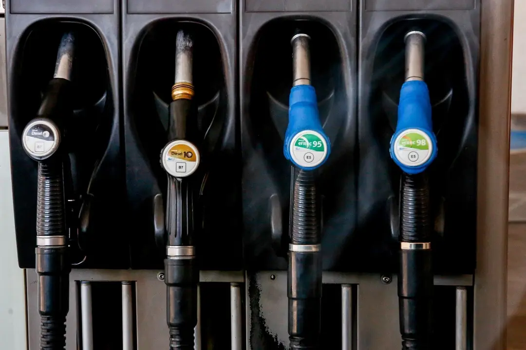 Mangueras de una m&aacute;quina expendedora de carburante en una gasolinera de Madrid.